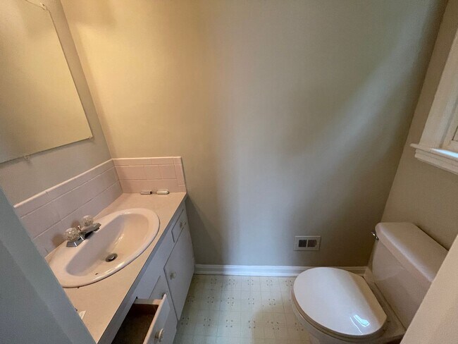 Building Photo - 3 Bedroom House on One Level