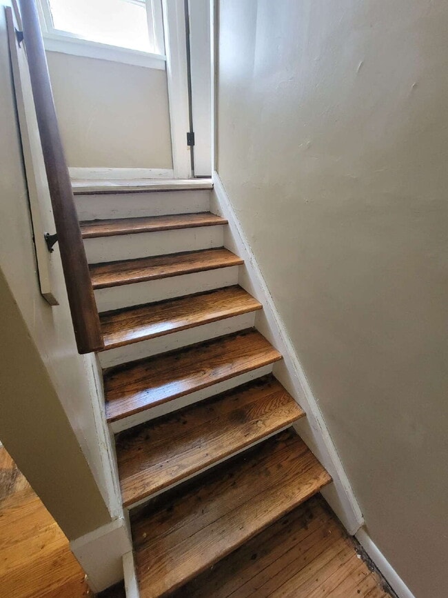 Building Photo - Spacious Updated One-Bedroom Apartment – R...