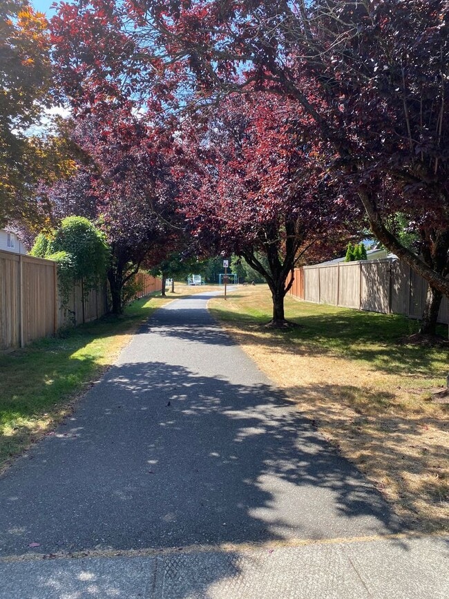 Building Photo - Spacious North Bend Home- 50% off 1 mo!! *