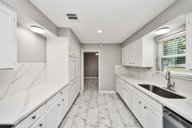 Building Photo - 15834 Fern Basin Dr