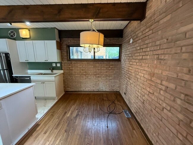 Building Photo - 1201 W Belden Ave