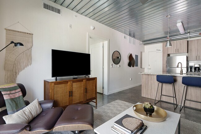 Building Photo - Live in Midtown for $1,515 – Prime Location!