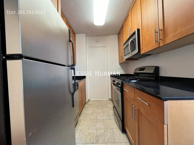 Building Photo - 300 E 34th St