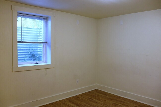 Building Photo - 614 Ash St