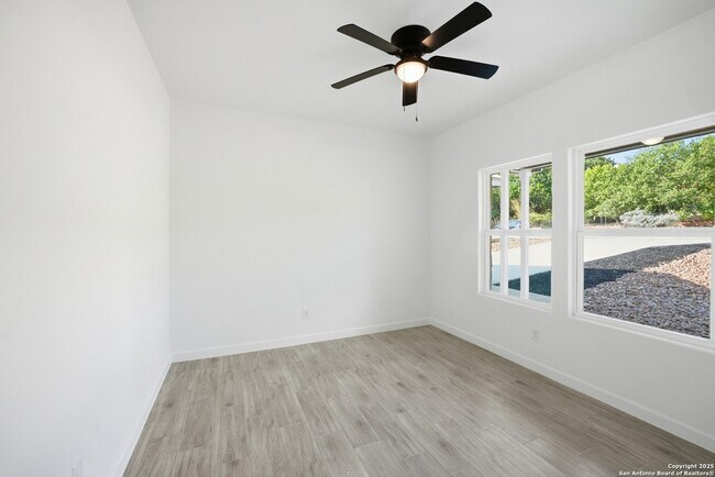 Building Photo - 207 Deer Oaks Dr