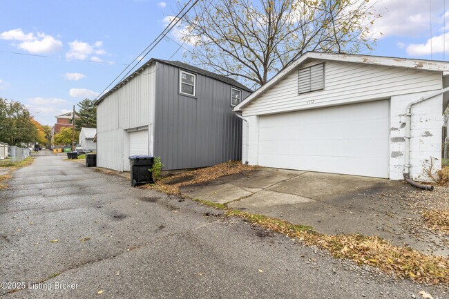 Building Photo - 1112 E Burnett Ave