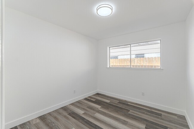 Building Photo - 10126 Pine Moss Dr