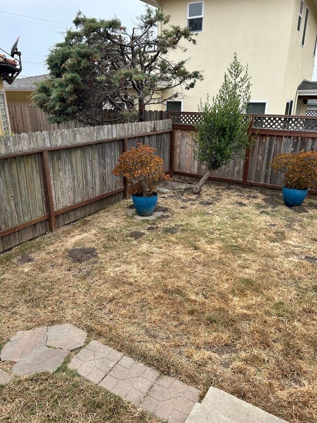 Building Photo - 2 bedroom 1 bath home w/ garage-ONE HOUSE ...