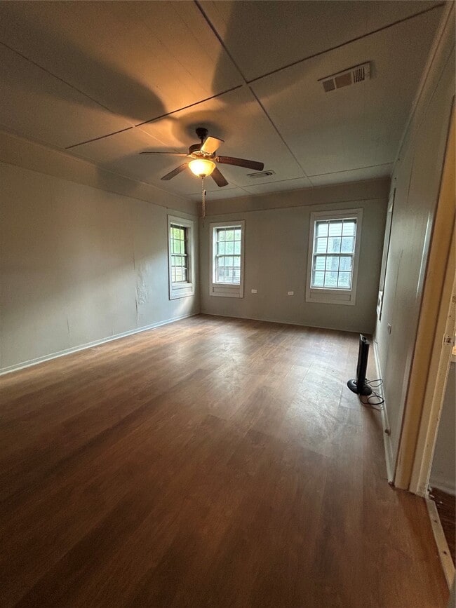 Building Photo - 530 W 1st St