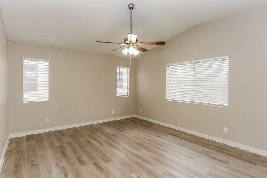 Building Photo - 2418 Island Paradise Ave