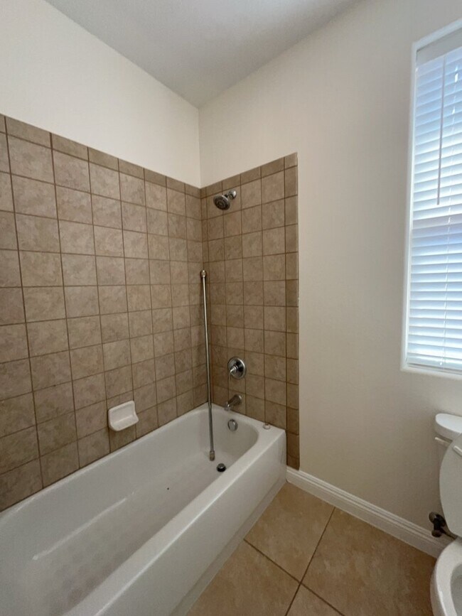 Building Photo - 533 Blanche Ct
