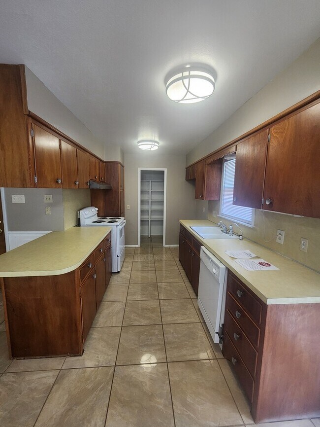 Building Photo - 3 bed 2 bath home, 2 car garage