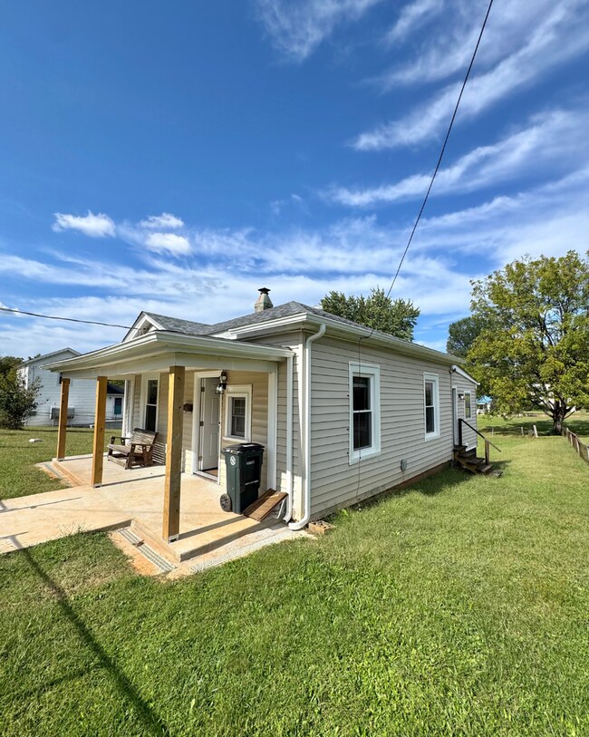Building Photo - 2 Bed 2 Bath House on Easley Avenue | Fairview Heights, Lynchburg VA