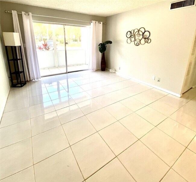 Building Photo - 21 Jacaranda Dr