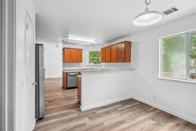 Building Photo - 176 Oak River Dr