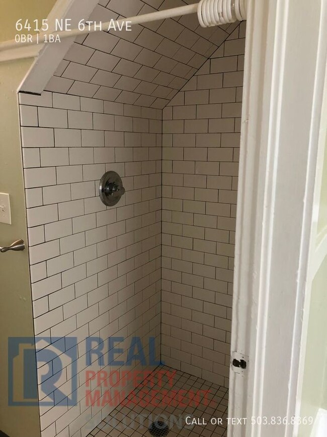 Building Photo - Lovely Studio Apartment Available in Woodlawn