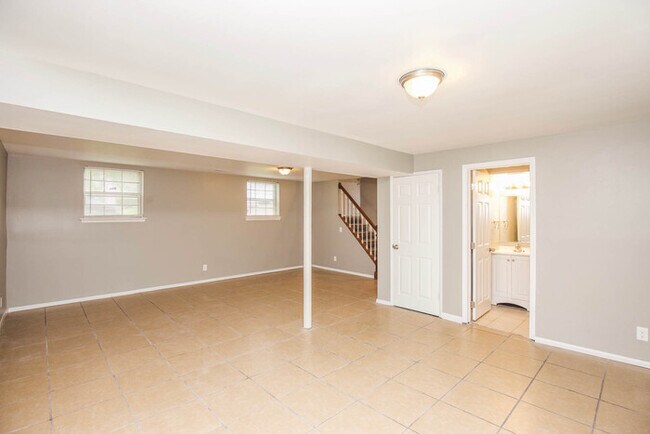 Building Photo - SPLIT LEVEL HOME FOR RENT!