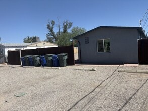 Building Photo - Central location - unit in cozy 4 plex setting with off street parking