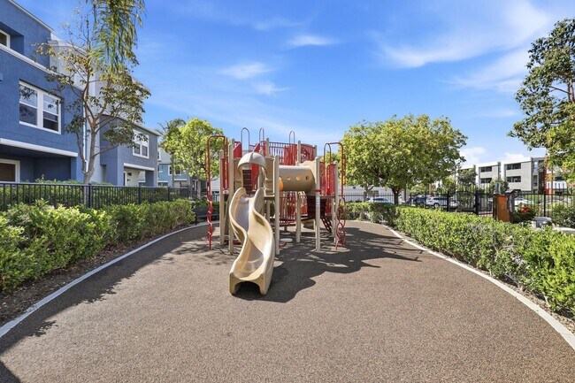 Building Photo - Point Loma, "The Bay" 2 bed 2 Bath Townhome now available! Amazing amenities, don't miss out