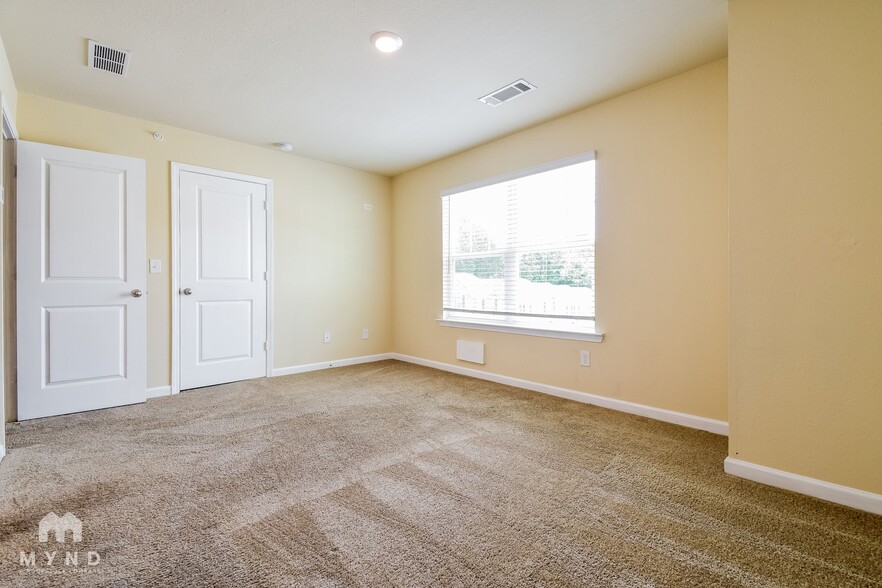 Building Photo - 306 Highwood Ln