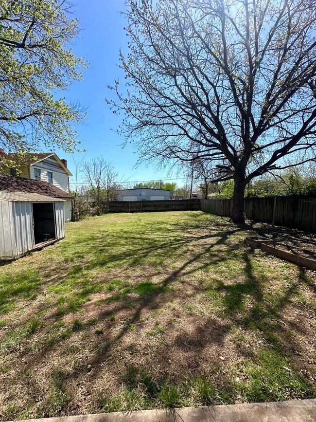 Building Photo - Cute House For Rent!