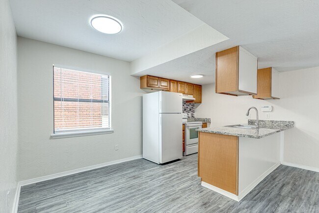 Building Photo - $899 Move In Special - Beautiful 2 bedroom 2 bathroom Apartment with Washer/Dryer hookups