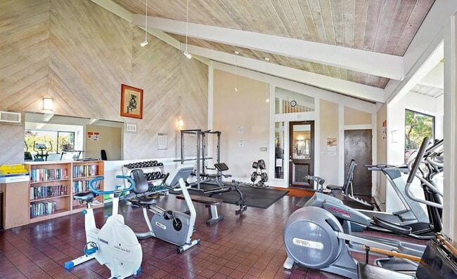 Building Photo - BEST DEAL IN DIAMOND HEIGHTS! Remodeled in...