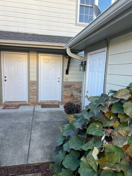 Main entrance - 43 Rotunda Cir