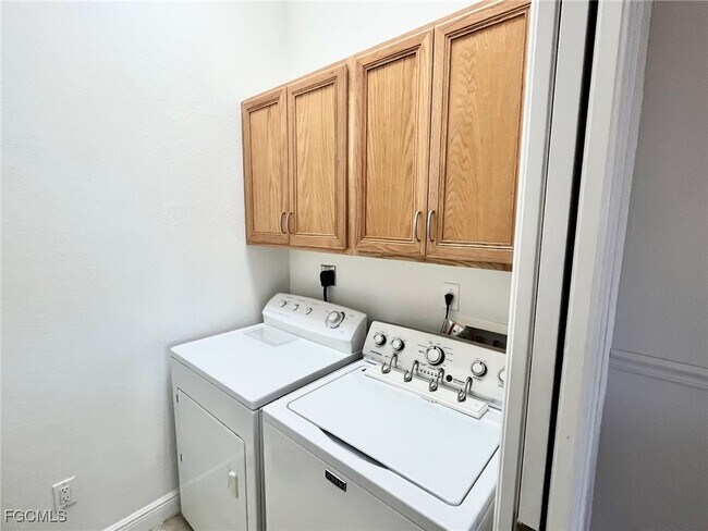 Building Photo - 4820 SW 17th Pl