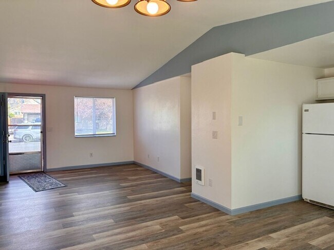 Building Photo - Charming 3-Bedroom Single-Level Home with Spacious Yard!