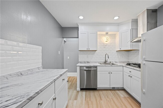 Building Photo - 325 1st St