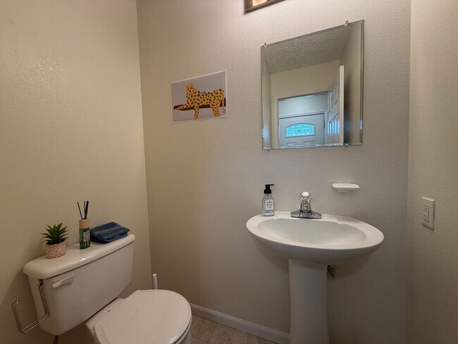 Building Photo - Fully Furnished Short Term Rental!