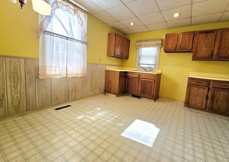 Building Photo - 619 Grove Ave