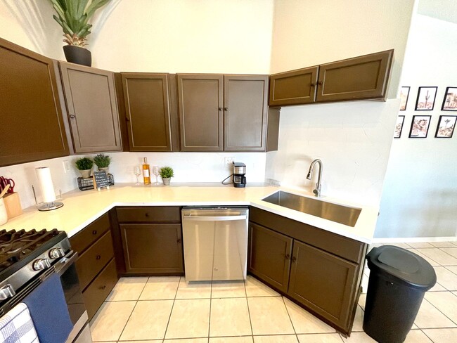 Building Photo - Luxurious Fully Furnished 3 Bedroom Home with Garage!