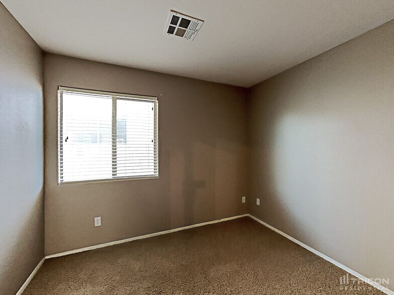 Building Photo - 44181 W Lindgren Dr