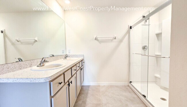 Building Photo - LOVELY 3 BEDROOM HOME WITHIN SILVERSTONE N...