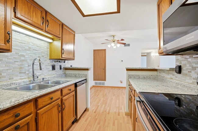 Building Photo - $1,795.95 - 2 Bed, 2 Bath Condo in Aurora with Central AC, and In Unit Laundry!