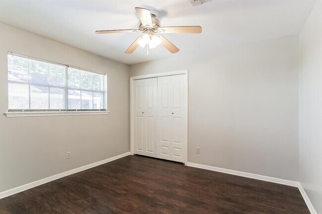Building Photo - 2402 Pine Terrace Dr