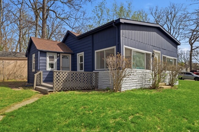 Building Photo - 3-bedroom home with deeded access to all-sports Loon Lake
