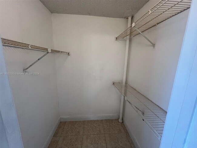 Building Photo - 3410 Pinewalk Dr N