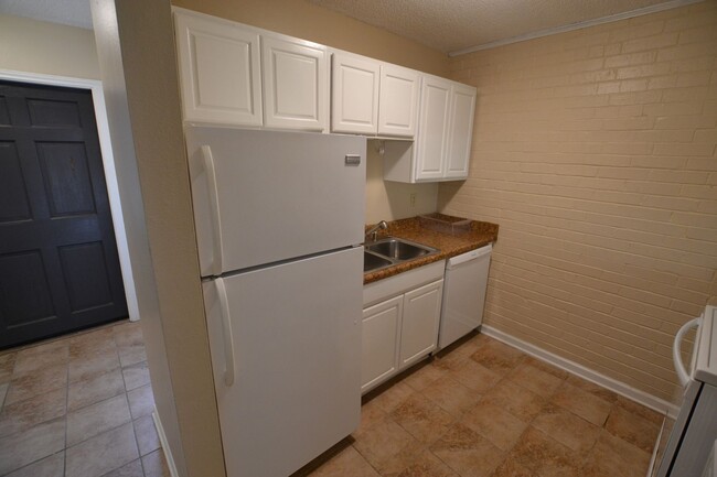 Building Photo - Fully Furnished!  2 bedroom 1 bath townhou...