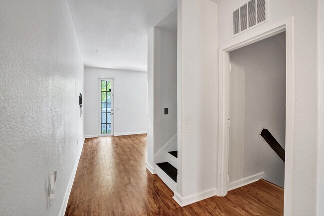 Building Photo - 3911 Shoma Dr