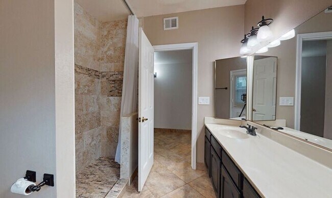 Building Photo - Very nice single level home