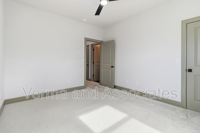 Building Photo - 930 Trestle Ln
