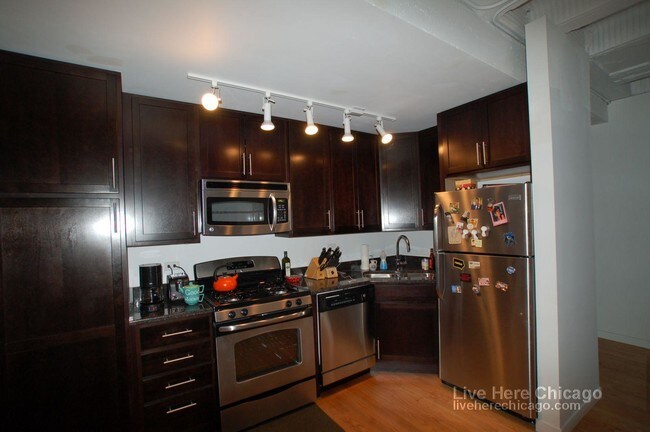 Primary Photo - 1150 N Milwaukee Ave