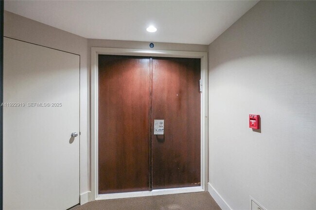 Building Photo - 1000 W Island Blvd