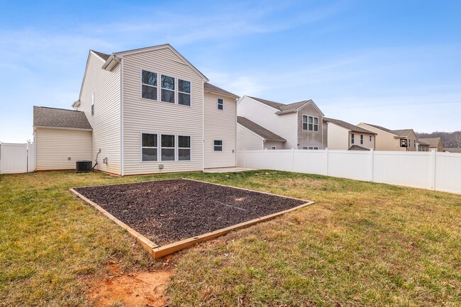 Building Photo - Newer Home in Reedy Fork, SS Appliance, Granite Counter-tops, Island, Office, Den, FP, Loft, Gara...