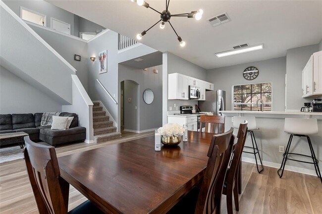 Building Photo - 546 Windsor Pl