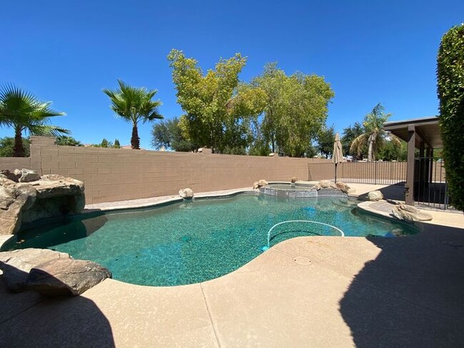 Building Photo - Very nice single level home