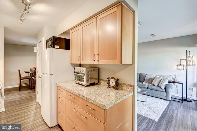 Building Photo - 11260 Chestnut Grove Square